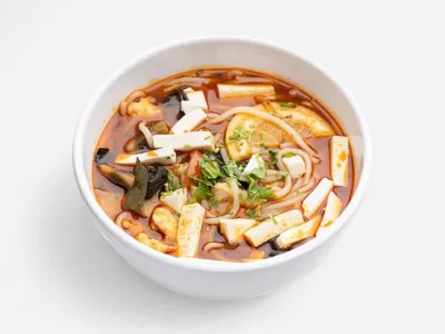 48. Tom yam tofu-nuudlisupp krevettidega🌶